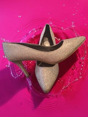 BCBGeneration gold glitter stiletto pumps, pointed toe Women's Shoes Size 7 Sexy